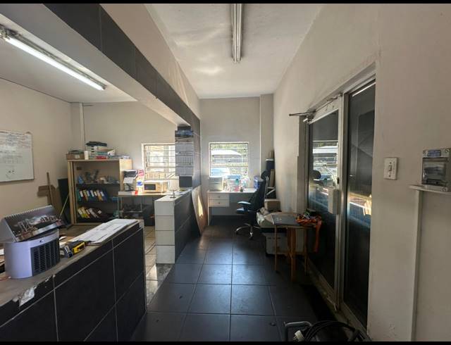 1,700M² WAREHOUSE TO LET IN SPARTAN